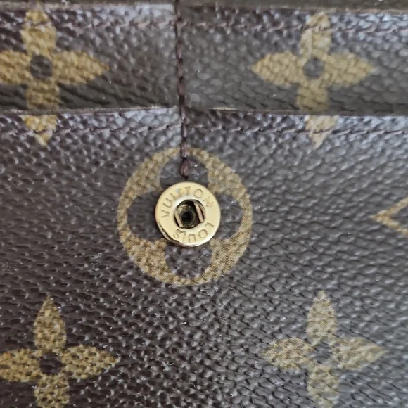 Louis Vuitton Monogram Sarah Wallet - Picture 9 of 16
